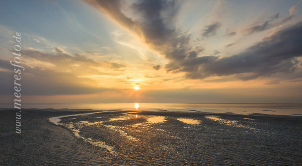 Ein Nordseeufer im Sonnenuntergang