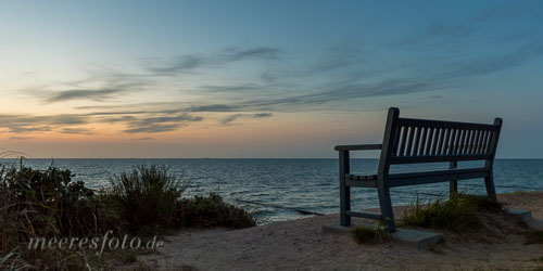  Eine Bank mit Blick über die Ostsee vor Ahrenshoop nach Sonnenuntergang
