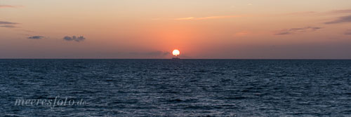  Ein Fährschiff vor dem Sonnenuntergang auf der Ostsee vor dem Darß bei Ahrenshoop