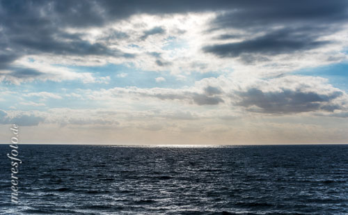 Durch Wolkenlücken reflektiert das Sonnenlicht auf kleinen Gebieten der Ostsee vor Ahrenshoop #1
