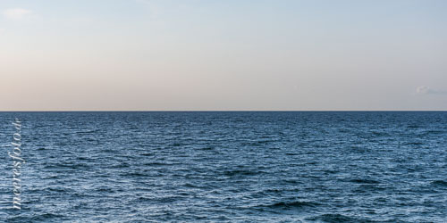  Der Horizont der Ostsee vor Ahrenshoop an einem warmen Nachmittag