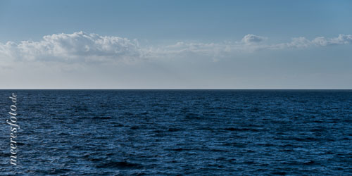  Die Ostsee vor Ahrenshopp an einem sonnigen Tag mit leichter Bewölkung über dem Horizont