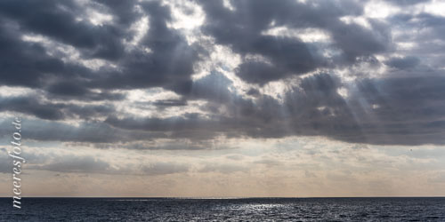 Sonnenstrahlen fallen durch die Wolkendecke über der Ostsee vor Ahrenshoop