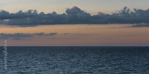  Der Horizont der Ostsee unter eine Wolkenbank im warmen Licht des Abends nach einem Sonnenuntergang vor Ahrenshoop