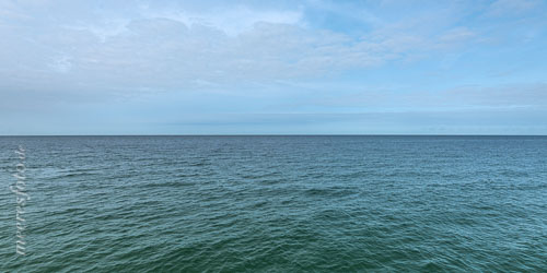  Blauer Himmel mit aufgelockerter Bewölkung über dem Ostseehorizont vor Ahrenshoop auf Fischland