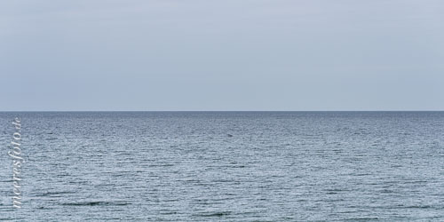  Die weite Wasserfläche der Ostsee an einem bewölkten Tag vor Ahrenshoop
