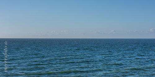  Die blaue Ostsee unter dem blauen Himmel eines sonnigen Tages vor Ahrenshoop 