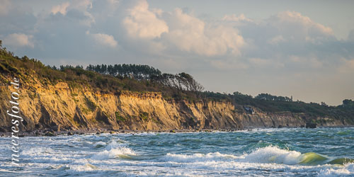  Die Steilküste mit aufgewühlter Ostsee bei Ahrenshoop