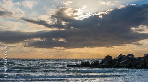  Wellenbrecher vor dem Strand von Ahrenshoop kurz vor Sonnenuntergang