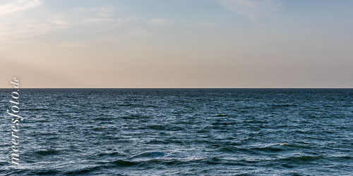  Der Westwind bewegt die Wasserfläche der Ostsee an einem milden Tag im warmen Licht der tiefstehenden Sonne vor Fischland