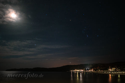  Der Sternenhimmel mit Mond über dem Strand von Binz bei Nacht