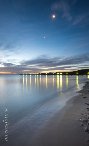  Der Strand von Binz in der Dämmerung eines frühen Morgens an der Ostsee mit Mond und Sternen