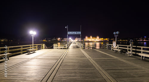  Die Seebrücke von Binz bei Nacht mit Teilbeleuchtung und Blick auf das Hotel „Kurhaus“