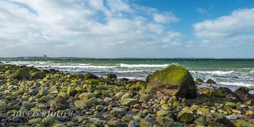 Steine und Findlinge am nördlichen Strandbereich vor Brodten im stürmischen Ostseewind
