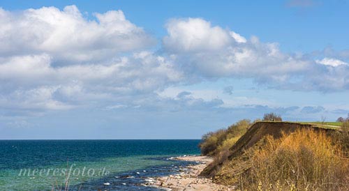 Die Steilküste von Brodten an einem farbenfrohen Frühlingstag an der Ostsee der Lübecker Bucht