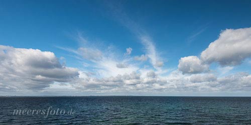  Ein Blick von der Steilküste bei Brodten über die Ostsee und auf einen blauen Himmel mit Schönwetter-Wolken 