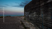  Grafitti „Zimmer frei“ an einem Bunker am nächtlichen Strand von Skagen mit Blick auf das dänische Kattegat