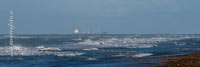  Brandung am Nordstrand von Skagen und ein Frachter auf der Nodsee des Skagerraks vor Dänemarks Küste