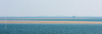  Eine Nordseefähre fährt zwischen den Sandbänken des Nordfriesischen Wattenmeeres auf Dagebüll zu.