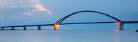  Die Fehmarnsundbrücke und die Lichter von Heiligenhafen zur Blauen Stunde an einem Spätsommerabend