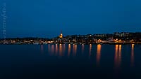  ARBEITSTITEL: Ein Winterabend im Flensburger Hafen mit Blick über das Wasser auf die St. Jürgen-Kirche