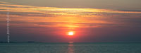  Ein sommerlicher Sonnenuntergang über der Nordsee mit der nördlichen Spitze von Föhr am Horizont