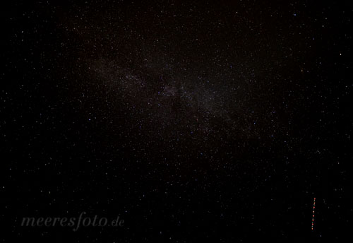  Die Sterne der Milchstraße mit Flugzeug am Nachthimmel über der Insel Rügen bei Glowe