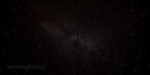  Eine Sternschnuppe vor der Milchstraße Nachts über Rügen bei Glowe