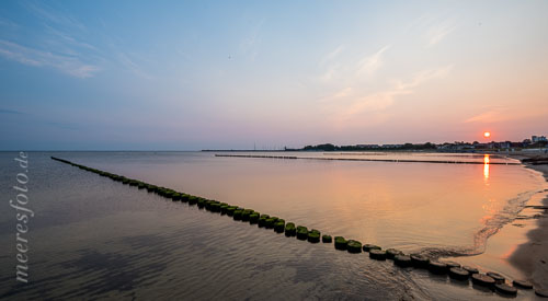  Ein Sonnenaufgang am morgendlichen Strand von Glowe mit sanften Wellen der ruhigen Ostsee