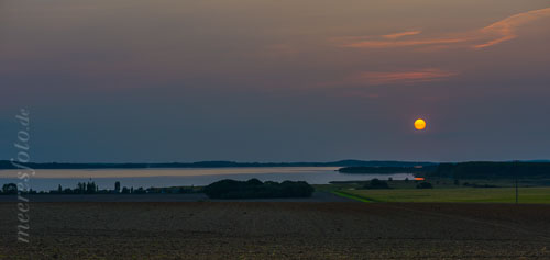  Ein Sonnenuntergang über einer Ostseelandschaft auf Rügen zwischen Sassnitz und Glowe