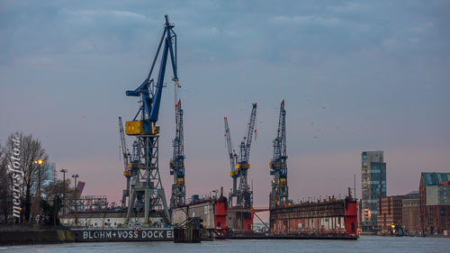 Dock 10 von Blohm und Voss im Hamburger Hafen im letzten Licht eines Wintertages