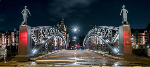 Die Brooksbrücke bei Nacht mit Blick in Richtung Hamburger Hafencity und Speicherstadt