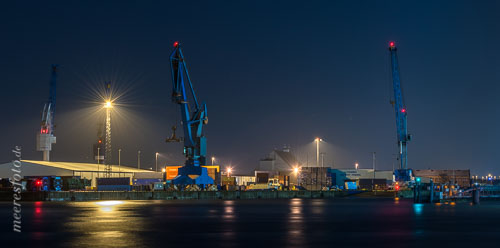 Kräne und Lichter der Nacht auf dem Süd-West-Terminals im Hafen von Hamburg