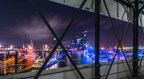Blick von der Überseebrücke auf die Elbe und die Kehrwiederspitze im Hamburger Hafen bei Nacht