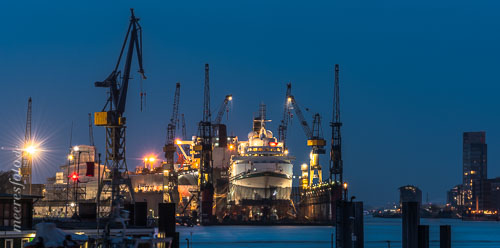 Lichter der Blohm + Voss-Werft bei anbrechender Nacht im Hamburger Hafen