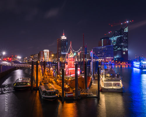  Das Feuerschiff und die Elbphilharmonie bei Nacht im Hamburger Hafen