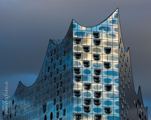  Elbphilharmonie mit Reflexionen des Abendlichts auf der Fassade