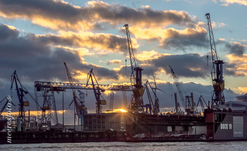  Blohm + Voss Dock 10 im Gegenlicht des Sonnenuntergangs