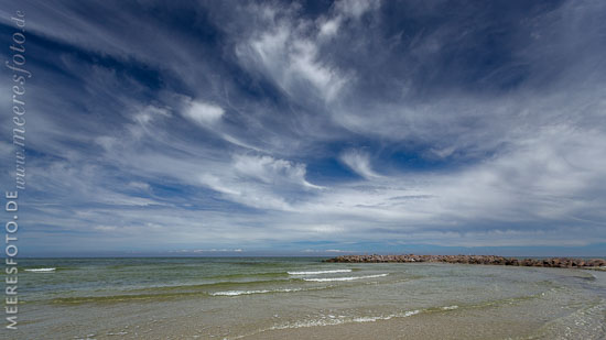 Cirruswolken über der Kieler Bucht und eine Steinbuhne vor dem Strand zwischen Kalifornien und Wisch.