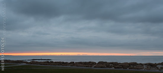 Der Ostseewanderweg bei Heidkate während eines Sonnenuntergangs im Frühjahr.