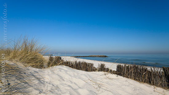 Dünenschutz und Steinbuhnen am Strand von Heidkate.