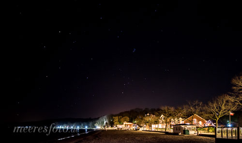 Der Sternenhimmel über dem Dorfstrand von Heikendorf an der Ostsee bei Nacht
