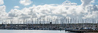  Markante Wolkenstruktur und festgemachte Segelboote an einem sonnigen Tag am Jachthafen von Heiligenhafen