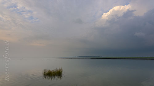 Flut an einem ruhigen Abend am Nordseeufer von Husum