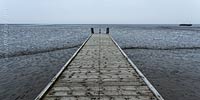  Badesteg im trockengefallenen Watt der Nordsee im Herbst an der Dockkoogspitze in Husum – Querformat