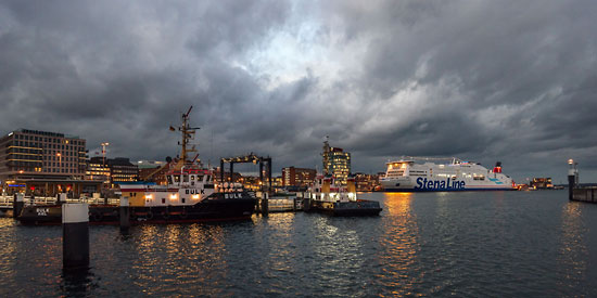 Der Hafen von Kiel und die Wolken eines aufziehenden Sturms im abendlichen Licht eines Wintertages