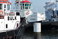  Die Schlepper „Bülk“ und „Stein“ im Hafen von Kiel –  DETAIL: Das Fährschiff Color Fantasy liegt im Hintergrund dieses Meeresfotos.