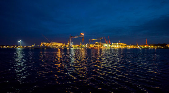 Die HDW-Werft zur Blauen Stunde an einem frischen Winterabend an der Kieler Innenförde