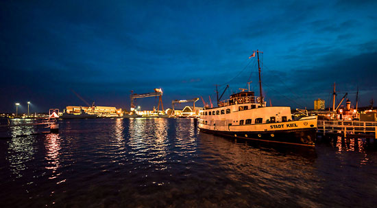  Der Salondampfer „Stadt Kiel“ zur Blauen Stunde an der Museumsbrücke im Kieler Hafen
