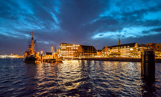 Das Schifffahrtsmuseum und die Museumsbrücke im Kieler Hafen zur Blauen Stunde